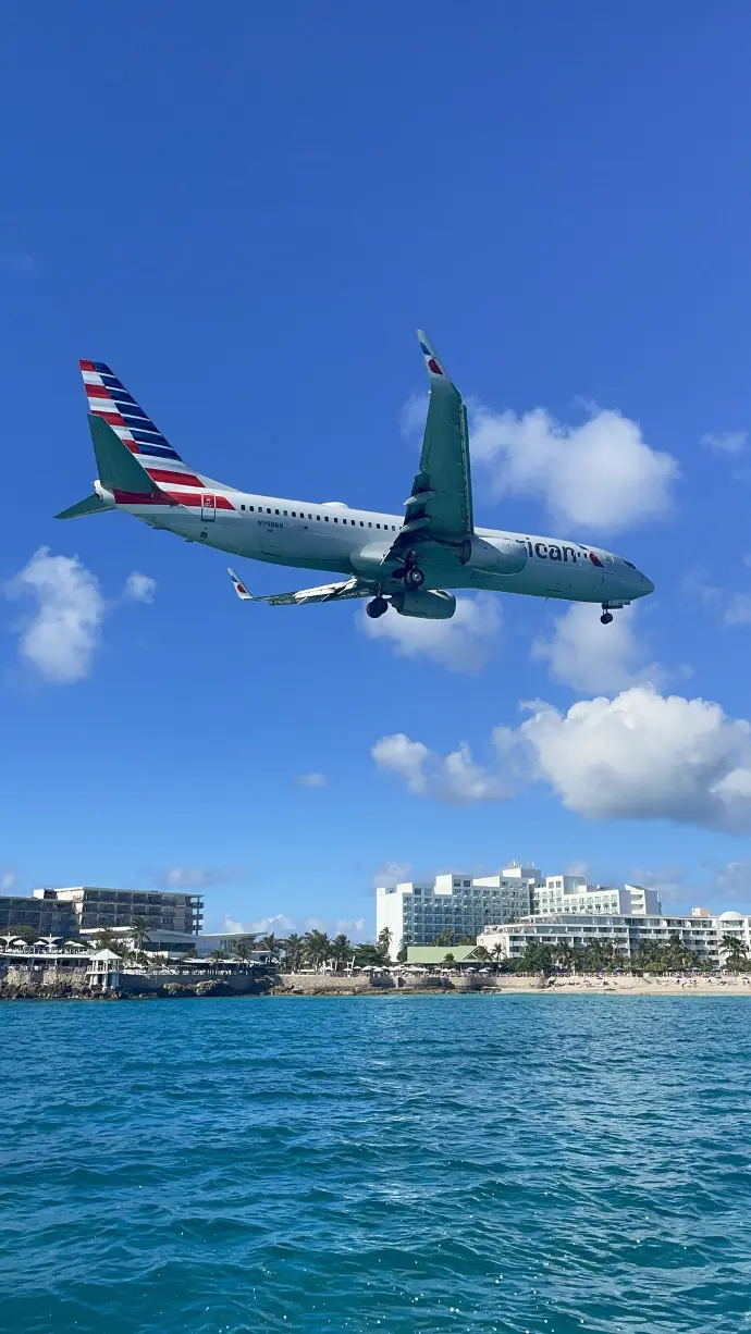 Avion qui atterrit sur Saint Martin